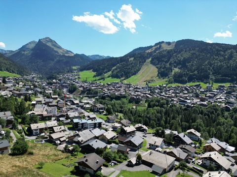 Long sunshine hours and outstanding open views make this location one of the most sought after in the area, just 10 minutes walk from the Super Morzine lift and the centre of Morzine. A large developable plot of 895m2 offering the possibility to buil...