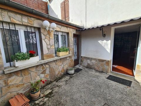 House with courtyard of 93m2 hab. envion, comprising on the ground floor, a living room with fireplace, kitchen, toilet and pantry. On the first floor, 2 bedrooms and a bathroom. And on the upper level, 1 attic bedroom and a dressing room. Outside, a...