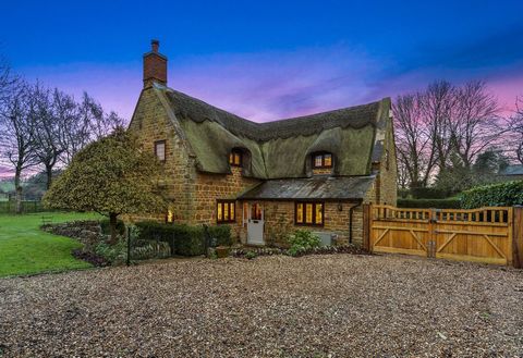 Experimente la tranquilidad de la vida en el campo en esta encantadora casa de campo independiente no catalogada ubicada en el deseable pueblo de Upper Harlestone en Northamptonshire. Con aprox. 2000 pies cuadrados con 4 dormitorios, 2 baños y 3 área...