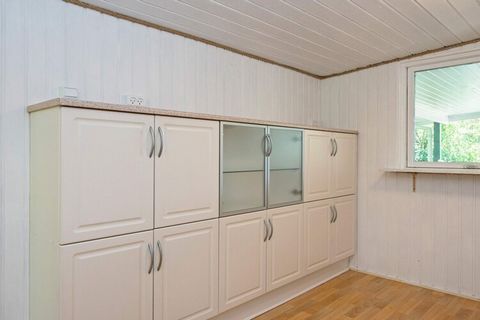 Attraktiv gelegenes Ferienhaus bei Stauning, mit wohnlichem Charme und großer Sauna. Sie wohnen hier in ruhiger Umgebung und nahe des Ringkøbing Fjords. Das Haus ist im Jahr 2022 teilweise renoviert. Innen offener Küchen-/Wohnbereich für das Familien...