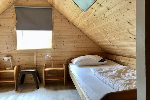 Dieses charmante Ferienhaus bietet einen gemütlichen und einladenden Raum mit bequemen Betten für einen erholsamen Aufenthalt. Das Anwesen verfügt über zwei Schlafzimmer mit bequemen Doppelbetten und ein zusätzliches Zimmer mit zwei Einzelbetten und ...