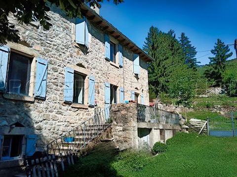 In de Ardèche op een hoogte van 930m in het Nationaal Park van de Cevennen en in de regio Lablachère/Les Vans. Als u ervan droomt om een kant-en-klaar bedrijf in de landbouw over te nemen, te midden van heide en weilanden, dan is dit landgoed van 48 ...