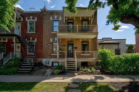 Niché dans le charmant quartier de Rosemont, ce magnifique cottage contemporain a été entièrement converti et rénové en 2016. Offrant un espace de vie spacieux, ouvert et aéré au rez-de-chaussée, cette propriété est un véritable havre de confort. En ...