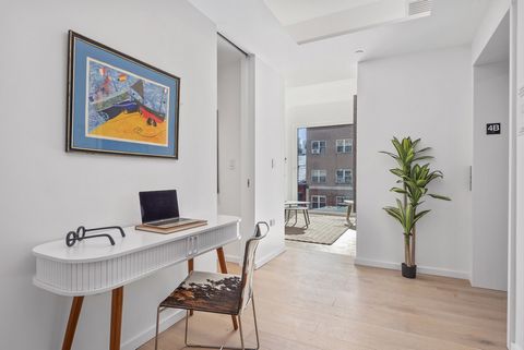 Wir stellen eine exquisit gestaltete Residenz mit 2 Schlafzimmern und 2 Bädern in 330 Grand vor, der führenden Boutique-Eigentumswohnung der Lower East Side, die einen unvergleichlichen urbanen Lebensstil mit nahtlosem Zugang zu Downtown Manhattan bi...