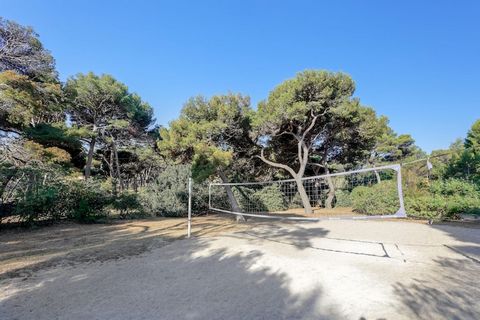 Midden in een park van 3 hectare en op een paar meter van de zee, met directe toegang tot het privézandstrand. De studio's en appartementen zijn veelal rondom het zwembad gelegen. Het aanbod wordt aangevuld met een kinderspeeltuin, jeu de boulesbaan ...