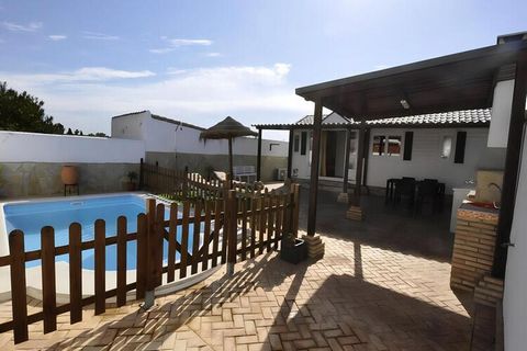 Ce charmant bungalow à Conil de la Frontera offre une retraite tranquille avec une piscine privée, idéale pour les familles ou les couples. D'une superficie de 40 m², le bungalow comprend 3 chambres séparées, chacune offrant des couchages confortable...