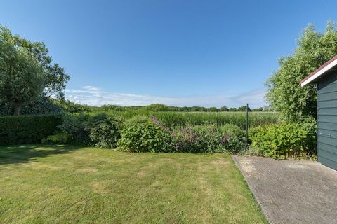 Schöne freistehende Ferienvilla mit schönem Garten und Blick über ein Naturschutzgebiet von Callantsoog. Buitenplaats 16 hat ein helles Wohnzimmer und durch die Terrassentüren betreten Sie die Terrasse mit Glaswindschutz. Dank des Windes können Sie d...