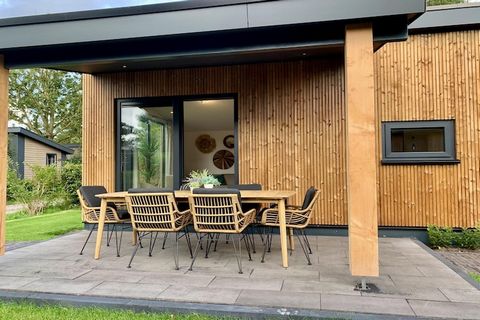 Dit nieuw gebouwde chalet, gelegen in het serene Bungalowpark Campanula, ligt op fietsafstand van het prachtige zandstrand van Sint Maartenszee. De moderne en stijlvolle accommodatie beschikt over twee gezellige slaapkamers, een lichte woonkamer en e...