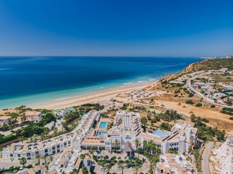 Découvrez le summum de la vie balnéaire dans ce superbe appartement de 2 chambres, situé dans une station balnéaire prestigieuse. Inséré au premier étage avec vue sur la mer, cet appartement offre un mélange incomparable d'élégance, de confort et de ...