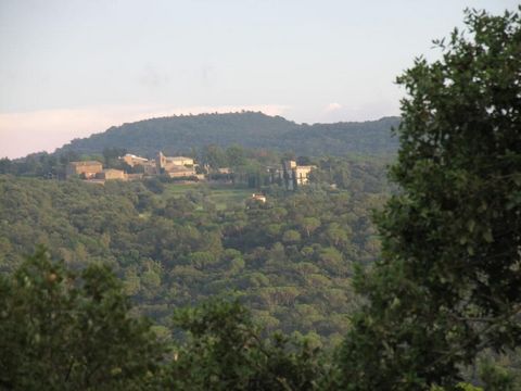 Ruim perceel in de rustige urbanisatie Sant Miquel d'Aro, gelegen op ongeveer 4 kilometer van het centrum van Santa Cristina d'Aro en op 15 minuten rijden van de stranden van Platja d'Aro en Sant Feliu de Guíxols en op ongeveer 25 minuten van Girona....