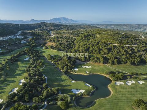 Gronden met een Toplocatie vlakbij Golfbanen in Sotogrande De gronden liggen in Sotogrande, Cádiz, in het zuiden van Spanje, een chique en goed verbonden gebied dat bekend staat om zijn luxe vastgoed en voorzieningen. Sotogrande is een prestigieuze e...