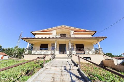 Cette fantastique villa de 3 chambres avec grenier et sous-sol offre une excellente opportunité pour ceux qui recherchent de l’espace, de la fonctionnalité et de la polyvalence. Située dans un emplacement privilégié, sur la Nacional 2, la propriété p...