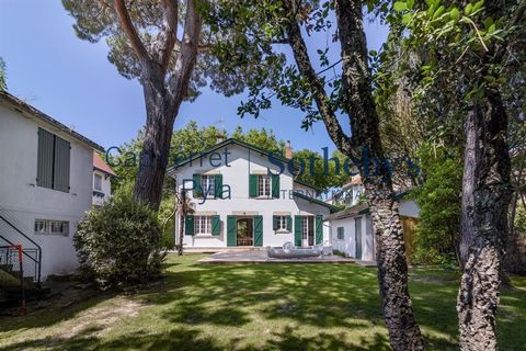 ARCACHON - SPRING CITY - MAGNIFICENT RENOVATED FAMILY VILLA 150 M FROM THE BEACH Exclusive - Located in one of the resort's most sought-after areas, in a peaceful setting 150 metres from the beach and shops, this villa with its simple, authentic Arca...