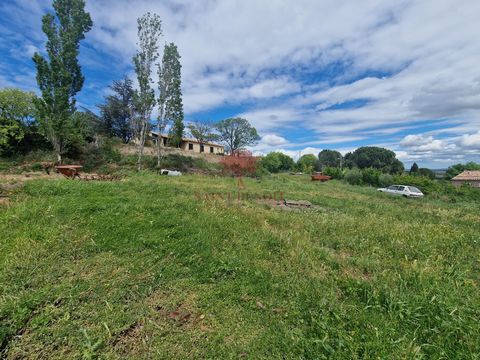 A VENDRE - Sur PERET, venez découvrir ce magnifique terrain viabilisé sans vis à vis et libre de tout constructeur d'une surface de 985m2. Vue magnifique et proche de toutes commodités (écoles, commerces et A 750) c'est le coup de coeur garanti. Pour...