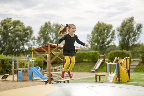 Dieses freistehende Ferienhaus in Zeeland ist gemütlich eingerichtet und für 6 Personen geeignet. Es wird Ihnen an nichts mangeln. So verfügen Sie beispielsweise über eine voll ausgestattete Küche mit u. a. einer Spülmaschine, gute Boxspringbetten, W...