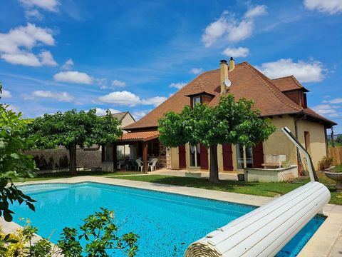 BRIVE Mooi ruim huis, hoogwaardige materialen. Op een niveau komt de woonkamer (42 m2 met open haard) uit op het terras en een groot zwembad, mooie ingerichte keuken, twee slaapkamers, doucheruimte. Boven twee grote slaapkamers, een met kleedkamer, b...