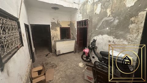 FJ Morocco Agency pone a la venta este Riad residencial en Melkia para reformar con una superficie construida de unos 100 m2 en uno de los distritos de la Medina de Marrakech, distrito de Bab Doukkala, Idealmente ubicado, cerca de los arcos y de la e...