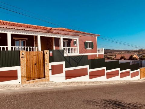 This magnificent 3 bedroom villa recently refurbished offers a stunning and panoramic view over the Sintra mountains and the emblematic Pena Palace. The residence has a spacious living room, a modern kitchen and a dining area, all carefully separated...