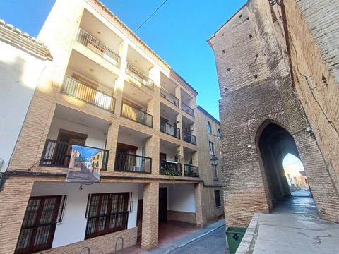 Beautiful and spacious apartment for long term rental located in the centre of Oliva town on a relatively quiet street overlooing a church On the first floor without lift the apartment has 150m2 There are 3 bedrooms 1 en suite bathroom and 2 shower r...