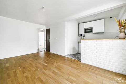 Discover this superb 3-room apartment, ideally located in the heart of Montreuil between the Croix de Chavaux and Mairie de Montreuil metro stations (4 minutes walk). Nestled in a popular pedestrian street, this East/West crossing property will seduc...