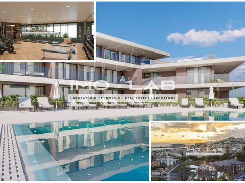 Descubra o UPTOWN LUX, um empreendimento exclusivo no coração do Funchal que redefine o conceito de viver com conforto e sofisticação. Composto por 3 blocos e apenas 36 frações, este projeto oferece uma experiência de vida única, onde a qualidade e a...