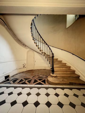 In the historic 16th century district, discover this magnificent mansion located in Marmande, offering a living space of 450m² with its Bordeaux facade and Haussmann-style interior. Living area: 450m² Possibility of Expansion: Up to 700m² by converti...