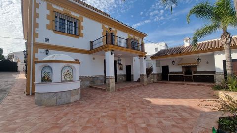 Se alquila: Gran casa señorial en el pueblo de Alhaurín el Grande. La propiedad mantiene la esencia de una casa antigua (techos altos, molduras de escayola, puertas de madera maciza…) pero ha sido recientemente reformada tanto baño como cocina. Const...