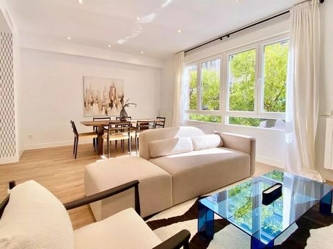 Découvrez cet appartement éblouissant présenté par BARNES Madrid, doté d'une terrasse expansive à seulement 200 mètres du Parc du Retiro. Situé au premier étage d'un immeuble élégant, cet appartement exquis jouit d'une orientation sud, face à une cou...