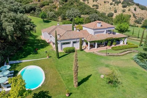 BARNES presents this magnificent property of 1200m2 built on an estate of 28.000m2 on a flat plot, with very good road access to 7 minutes from the English court of Talavera de la reina. The house is renovated with very good qualities and with all th...