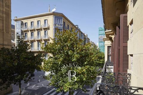 Barnes präsentiert eine exklusive Eckresidenz auf einer ganzen Etage in San Sebastián. Dieses außergewöhnliche Anwesen befindet sich in einem prestigeträchtigen Gebäude, nur wenige Schritte von der berühmten Buen Pastor Cathedral entfernt, und bietet...