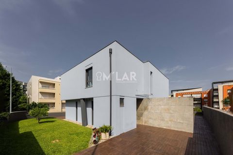 House T4, detached, in Fraião, Braga House located in one of the noblest areas of the city of Braga and with more demand given its proximity to all services and commerce, easy accessibility and at the same time in a quiet location. Conceived and buil...