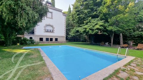 This spacious family villa is ideally located a few meters from the historic center of San Lorenzo de El Escorial, with an arbor garden and a gazebo with unbeatable views of the Monastery. With its spectacular plot of 1000 m2 and its 421m2 built, thi...