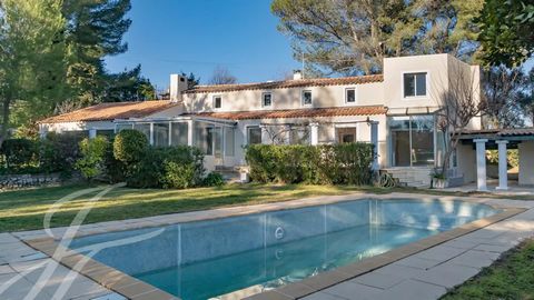 Dans un quartier résidentiel de Mougins au calme de Pibonson, villa de 280 m2 sise sur un terrain plat d'environ 2 540 m2 avec piscine. La villa offre au rez de jardin un salon / salle à manger avec cheminée centrale, d'une cuisine indépendante, d'un...