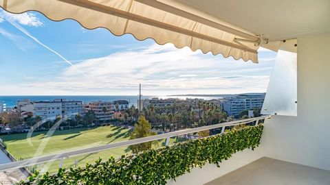 This fully renovated apartment with quality features is located in the Pointe Croisette district, a few steps from beaches and amenities, on the 6th floor of a luxury residence. It comprises a living room, an open kitchen, a bedroom with shower room,...