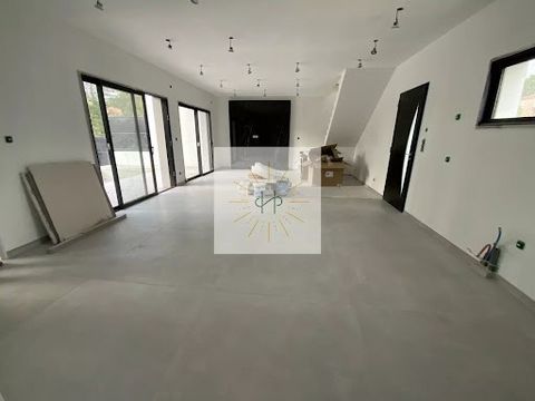 Entdecken Sie dieses prächtige Haus in Le Teil, das modernen Komfort und hochwertige Annehmlichkeiten bietet. Mit 126 m² Wohnfläche verfügt diese Immobilie über sechs Zimmer, darunter vier geräumige Schlafzimmer, ideal für eine Familie. Die großen Sc...