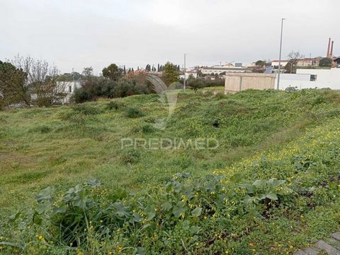 Lote de terreno com cerca de 2397m2 de área total e 916m2 de área de implantação.  Este lote destina-se à construção de edifícios multifamiliares com 3 blocos. A localização deste lote é na Urbanização das Carvalhinhas, zona calma, relativamente pert...