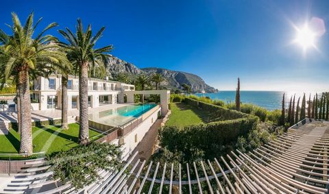 Fantástica propiedad contemporánea situada en Eze, a 10 minutos en coche de Mónaco o Cap Ferrat, que ofrece hermosas vistas al mar y una excelente calidad de vida - el mar está a 2 minutos a pie. Ubicada en un terreno de unos 6.000 m², consta de una ...