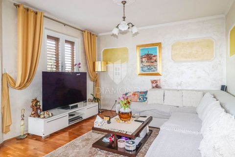 Location: Istarska županija, Rovinj, Rovinj. Istria, Rovinj, City Center We proudly present this stunning, fully renovated modern apartment with a surface area of 77 m². The apartment is located on the third floor of an elegant and impeccably maintai...