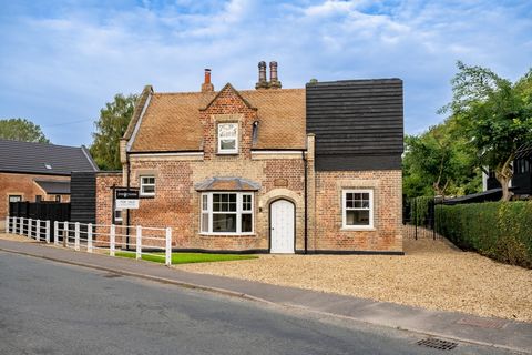 Una casa absolutamente encantadora y única en el pintoresco pueblo de Marshland St James. Esta maravillosa propiedad de mediados del siglo XIX fue una antigua estación de ferrocarril en la línea ferroviaria de East Anglian que cerró en 1968 y, en el ...