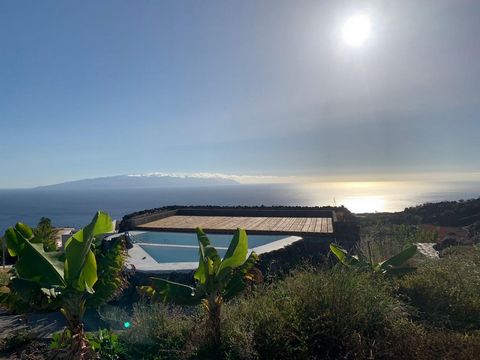 Tolles rustikales Anwesen zum Verkauf 300 m über dem Meeresspiegel in Chío, Guía de Isora. Mit knapp 60.000 m2 Land bietet dieses Anwesen einen atemberaubenden Blick auf den Atlantischen Ozean, benachbarte Inseln und Berge. Es gibt eine lange private...