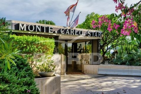 Apartamento de luxo à beira-mar, localizado no coração de Mônaco, no prestigiado bairro Carré d'Or, entre o renomado Casino e o Mar Mediterrâneo. A poucos passos das Thermes Marins, do Iate Clube e dos lugares mais emblemáticos do Principado, bem com...