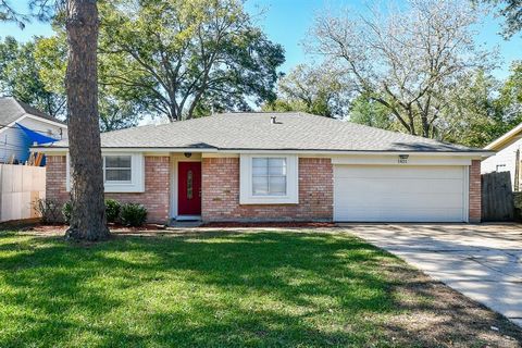 Nestled in Old Town Katy and zoned to Katy High School, this charming 1-story home offers 3 bedrooms, 2 bathrooms, and a spacious open floorplan with modern updates. Relax or entertain in the large backyard with a covered patio perfect for outdoor li...