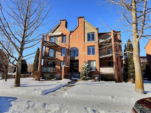 Beautiful condo located on the 3rd and top floor! Ideally situated on a quiet street, facing green spaces, and surrounded by Ahuntsic's best schools and the charming Promenade Fleury. Perfectly designed for a family, this property features 2 bedrooms...