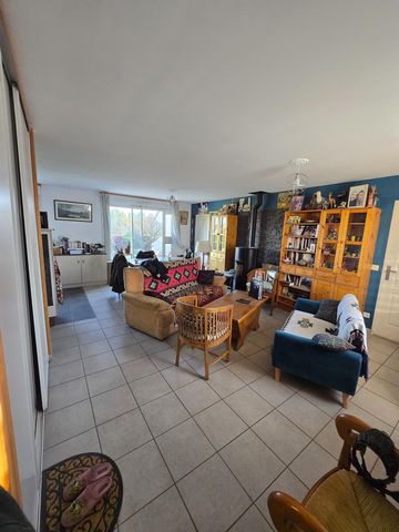 Located in Baugé-en-Anjou (49150), this charming house benefits from the peaceful and friendly atmosphere of this commune in Maine-et-Loire. A green holiday resort, Baugé-en-Anjou offers a pleasant and family-friendly living environment, while being ...