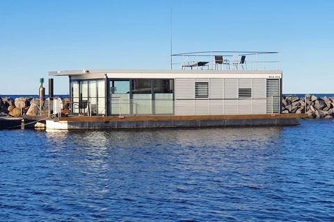 En Laboe, la casa flotante se encuentra en el moderno puerto deportivo de Baltic Bay, en la desembocadura del fiordo de Kiel en el mar Báltico. Estos atracaderos flotantes son un gran lugar para relajarse y observar la vida portuaria. Desde la terraz...