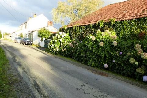 Ontvangst en sleuteloverdracht in de gîte: neem vanuit La Roche sur Yon (D160) de richting La Mothe Achard (20 km) en vervolgens die van Brétignolles sur Mer via de D12. 2 km na het verlaten van Saint Julien des Landes, slaat u linksaf richting Ste J...