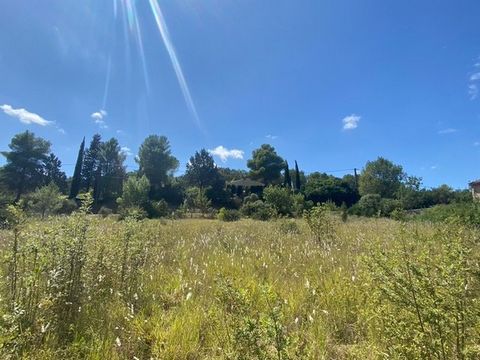 Seize the rare chance to acquire 3105m² of prime constructible land located in the charming wine village of Pradez-Sur-Vernazobre, conveniently situated near the vibrant market town of Saint Chinian. This almost flat parcel features a gentle sloping ...