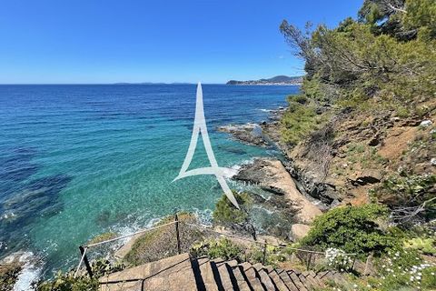 Unique location for this authentic 1960s property located on the seafront. Its breathtaking 190 degree sea view allows you to contemplate Cap Lardier, the Golden Islands, or the Bay of Cavalaire. This villa of approximately 210 m2 on 2 levels, includ...