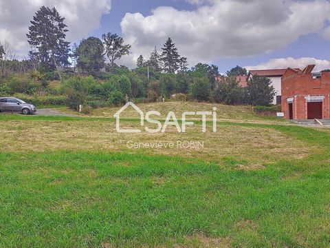 In SAVIGNY, large plot of approximately 1000m2, serviced on the edge. Building land, possibility of a construction of 220m2 of floor space + floor; land with very slight slope and swimming pool. Ideal geographical location on the outskirts of the tow...