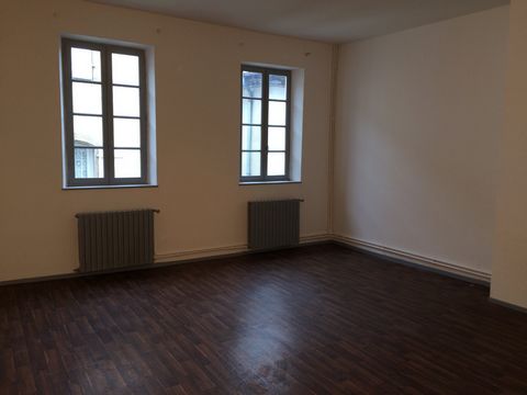 Foix center. 450 m² investment property on R+3 composed of 5 T2s of 36 m² to 50 m², a Studio, a T5 of 115 m² in duplex and a commercial premises of 40 m². All the accommodations are rented except the studio which is currently being renovated. The hea...